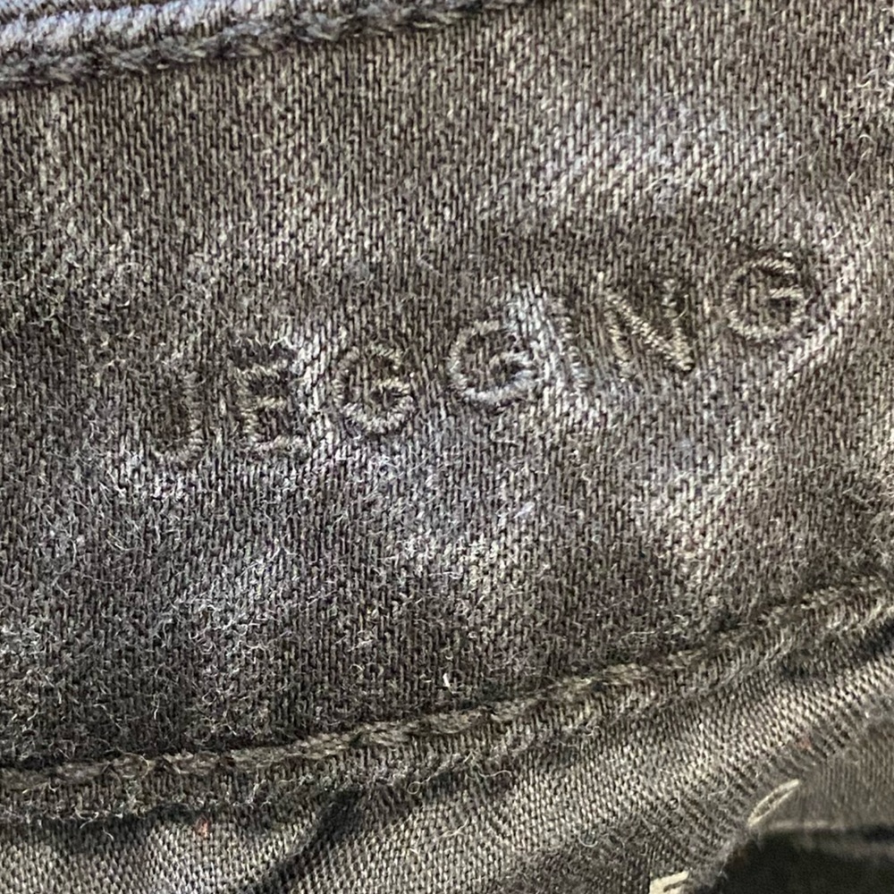 NWOT American Eagle women’s black distressed jegging jeans. Size 4R - Picture 2 of 9